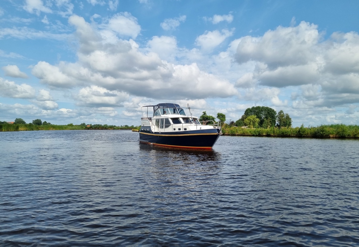 De Driesprong Yachtcharters Exterieur Motorjacht Comtesse 38