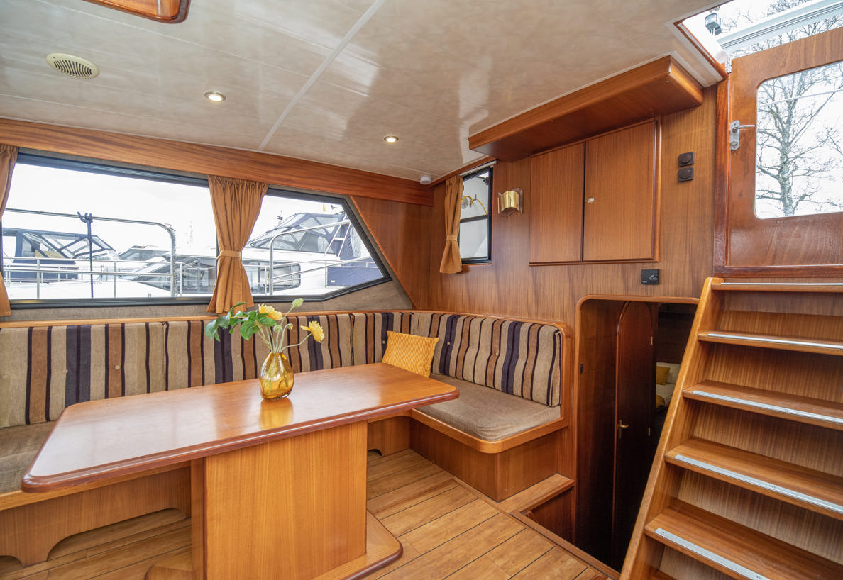 De Driesprong Yachtcharters Interieur Motorjacht Splendens 25