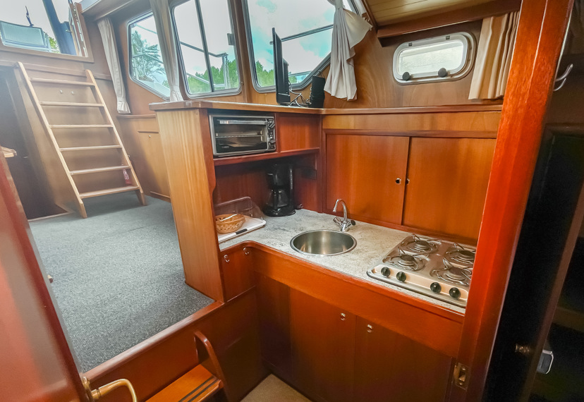 De Driesprong Yachthcharters Interieur Motorjacht Frisa 5