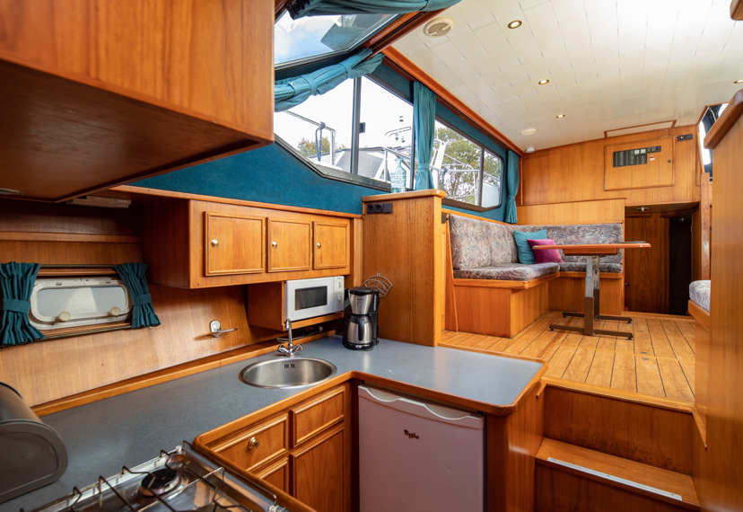 De Driesprong Yachtcharters Interieur Motorjacht Corvina 01