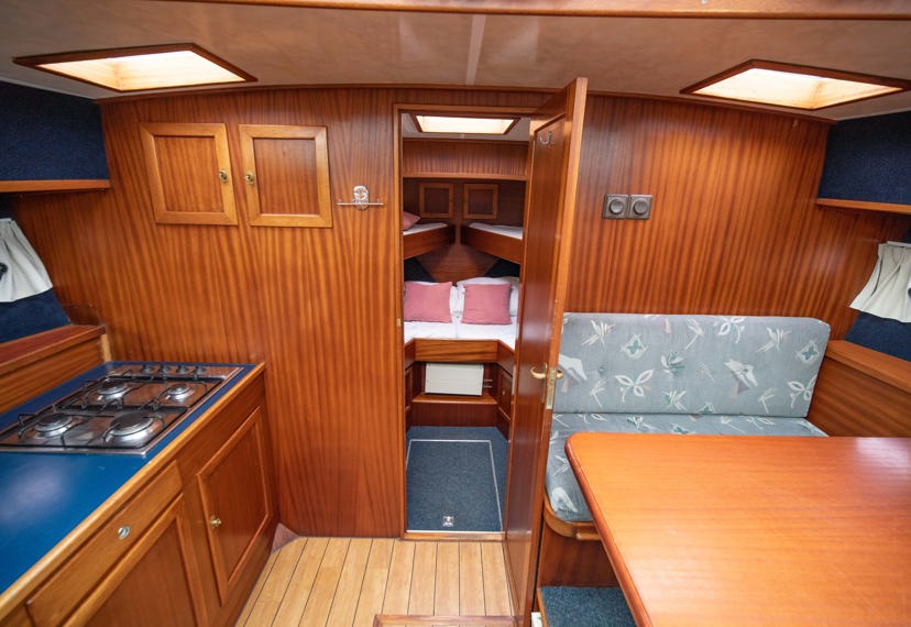 De Driesprong Yachtcharters Interieur Motorjacht Fenris 04