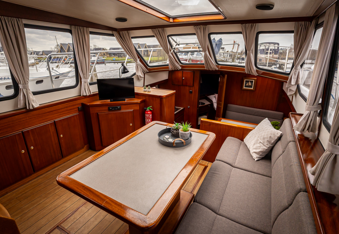 De Driesprong Yachtcharters Interieur Motorjacht Andreas 38