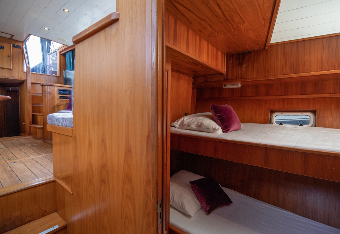 De Driesprong Yachtcharters Interieur Motorjacht Corvina 03