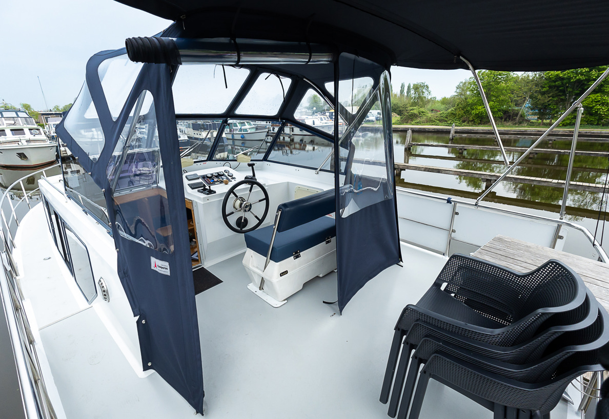De Driesprong Yachtcharters Exterieur Motorjacht Saphir 18