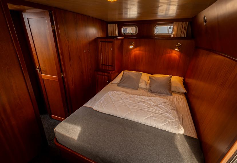 De Driesprong Yachthcharters Interieur Motorjacht Frisa 30
