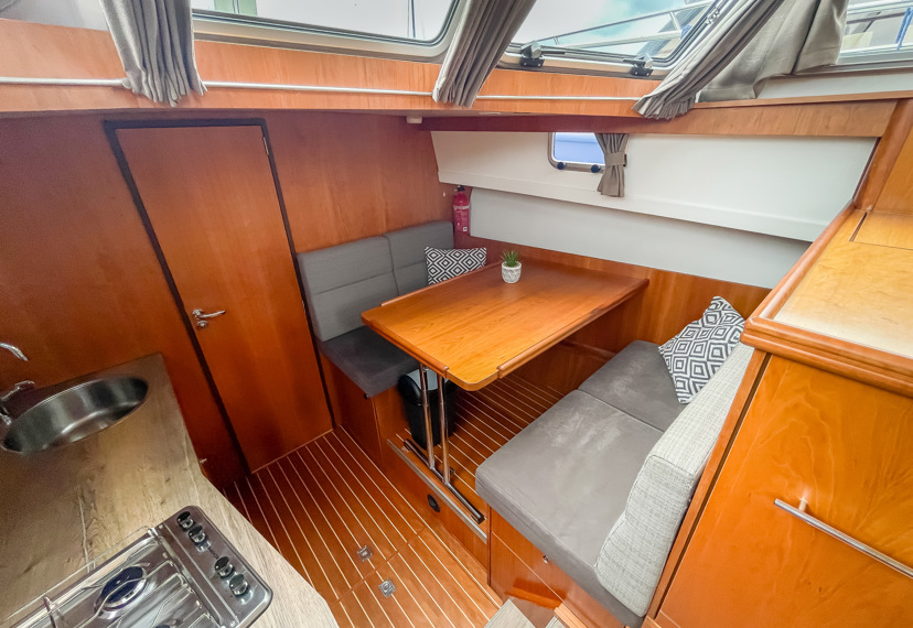 De Driesprong Yachtcharters Interieur Motorjacht Copain 12 (1)