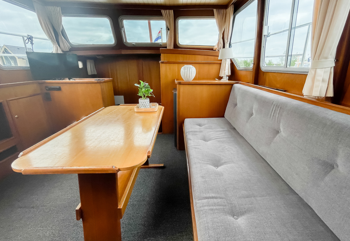 De Driesprong Yachthcharters Interieur Motorjacht Frisa 8