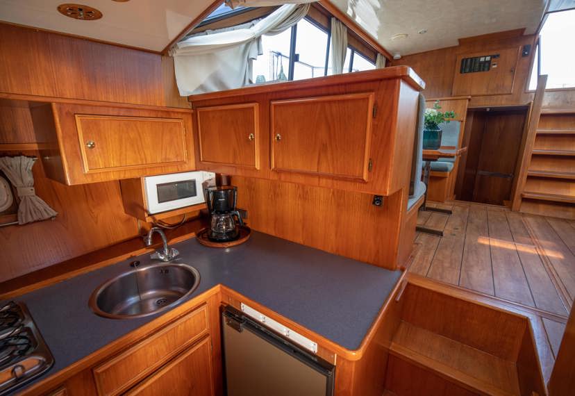 De Driesprong Yachtcharters Interieur Motorjacht Alopia 04