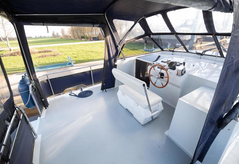 De Driesprong Yachtcharters Exterieur Motorjacht Alopia 04