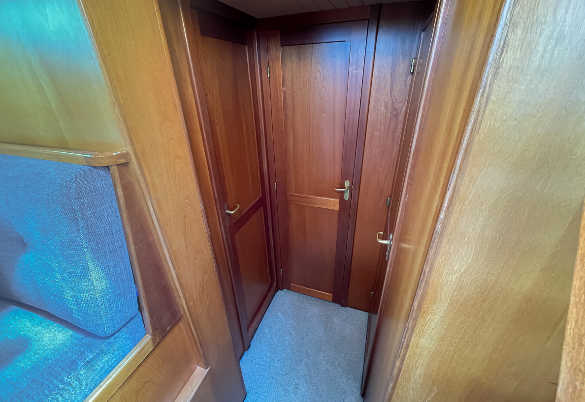 De Driesprong Yachthcharters Interieur Motorjacht Frisa 9 (1)