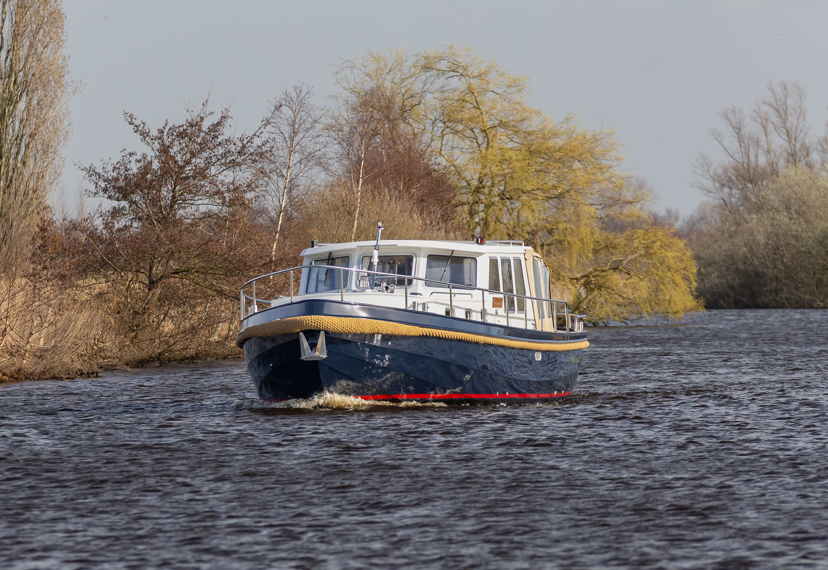 De Driesprong Yachtcharters Exterieur Motorjacht Freon 21