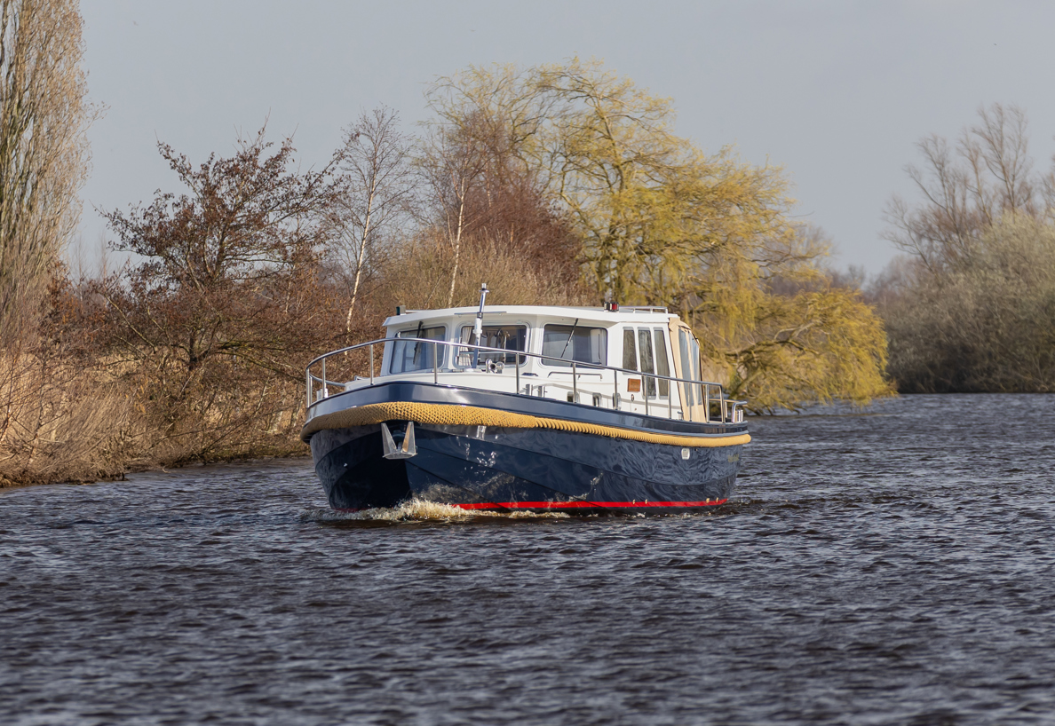 De Driesprong Yachtcharters Exterieur Motorjacht Freon 21