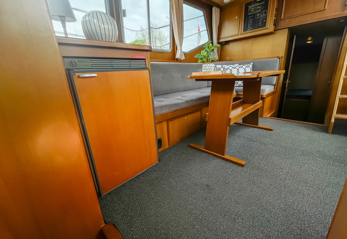 De Driesprong Yachthcharters Interieur Motorjacht Frisa 6