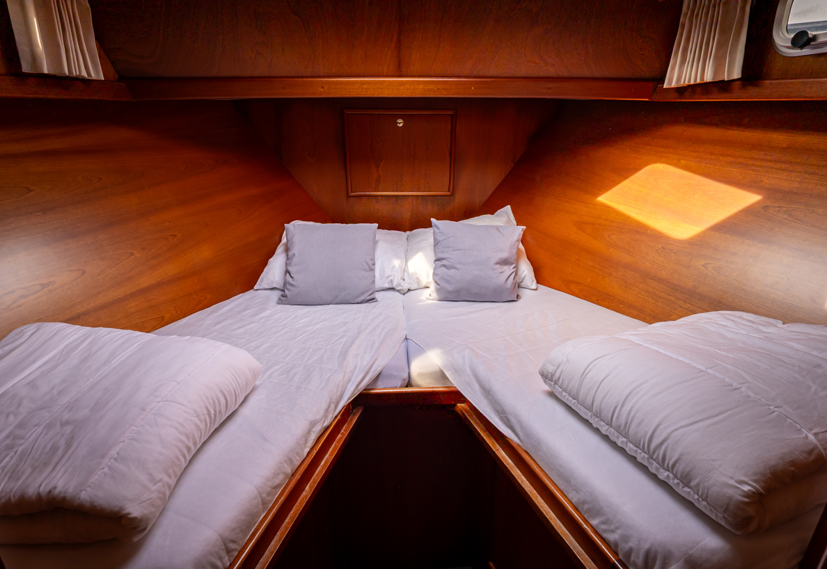 De Driesprong Yachthcharters Interieur Motorjacht Frisa 26