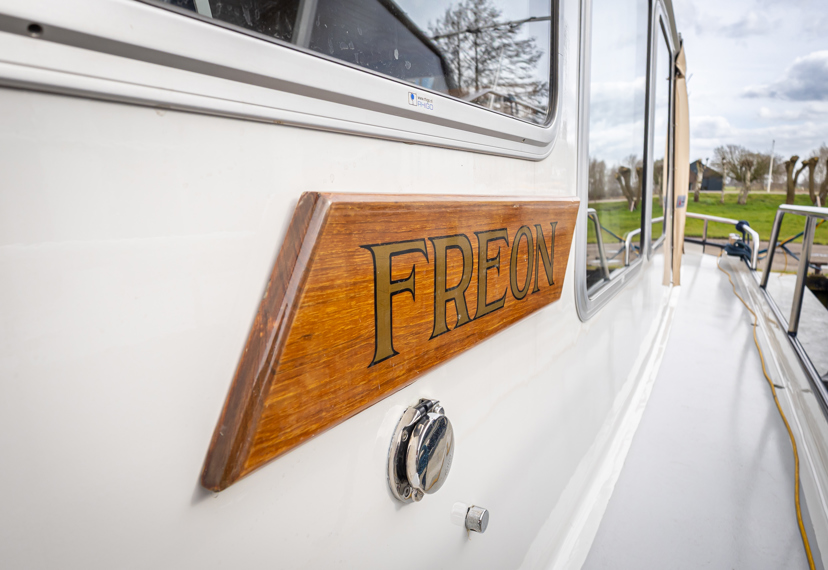 De Driesprong Yachtcharters Exterieur Motorjacht Freon 33