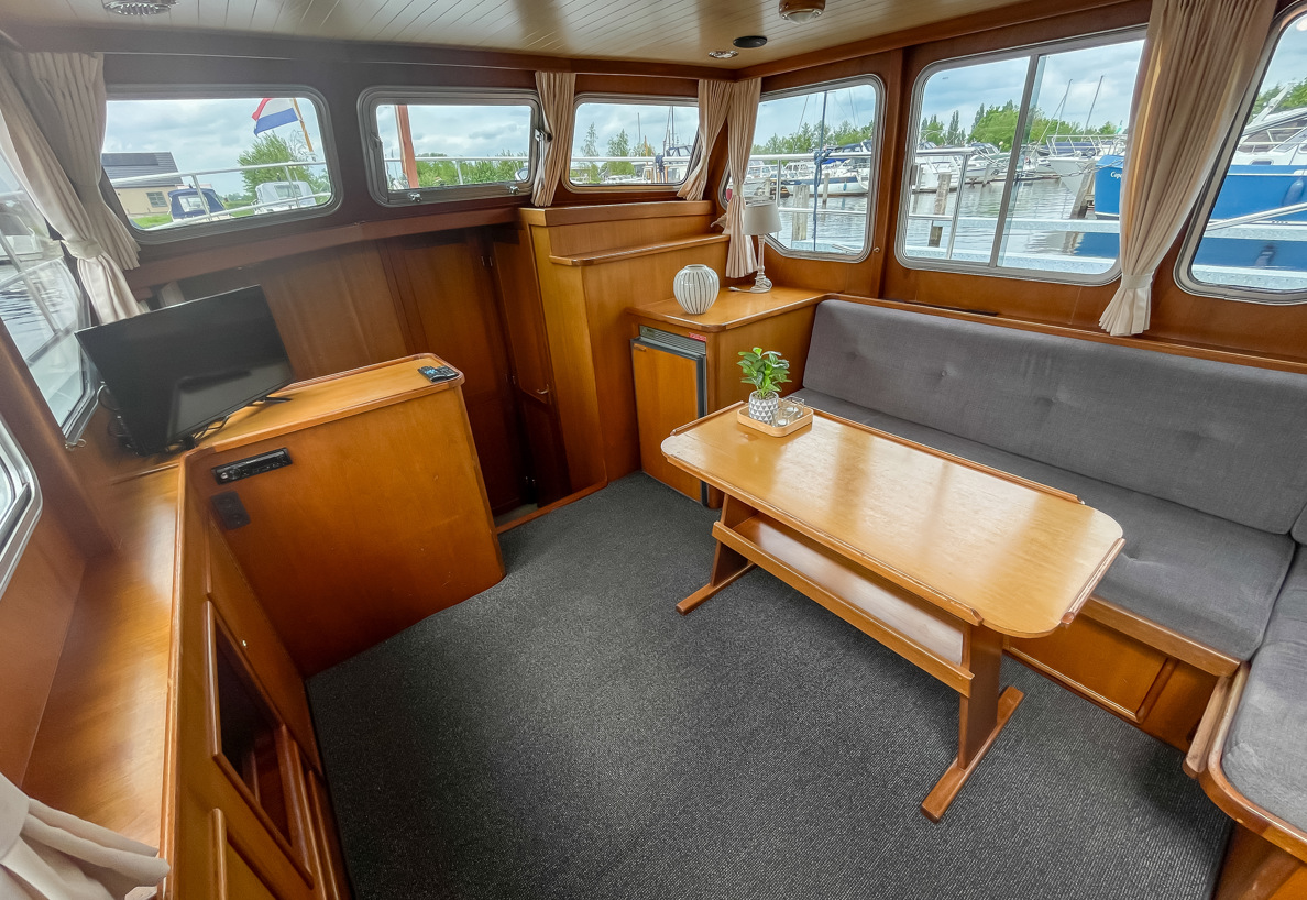 De Driesprong Yachthcharters Interieur Motorjacht Frisa 1