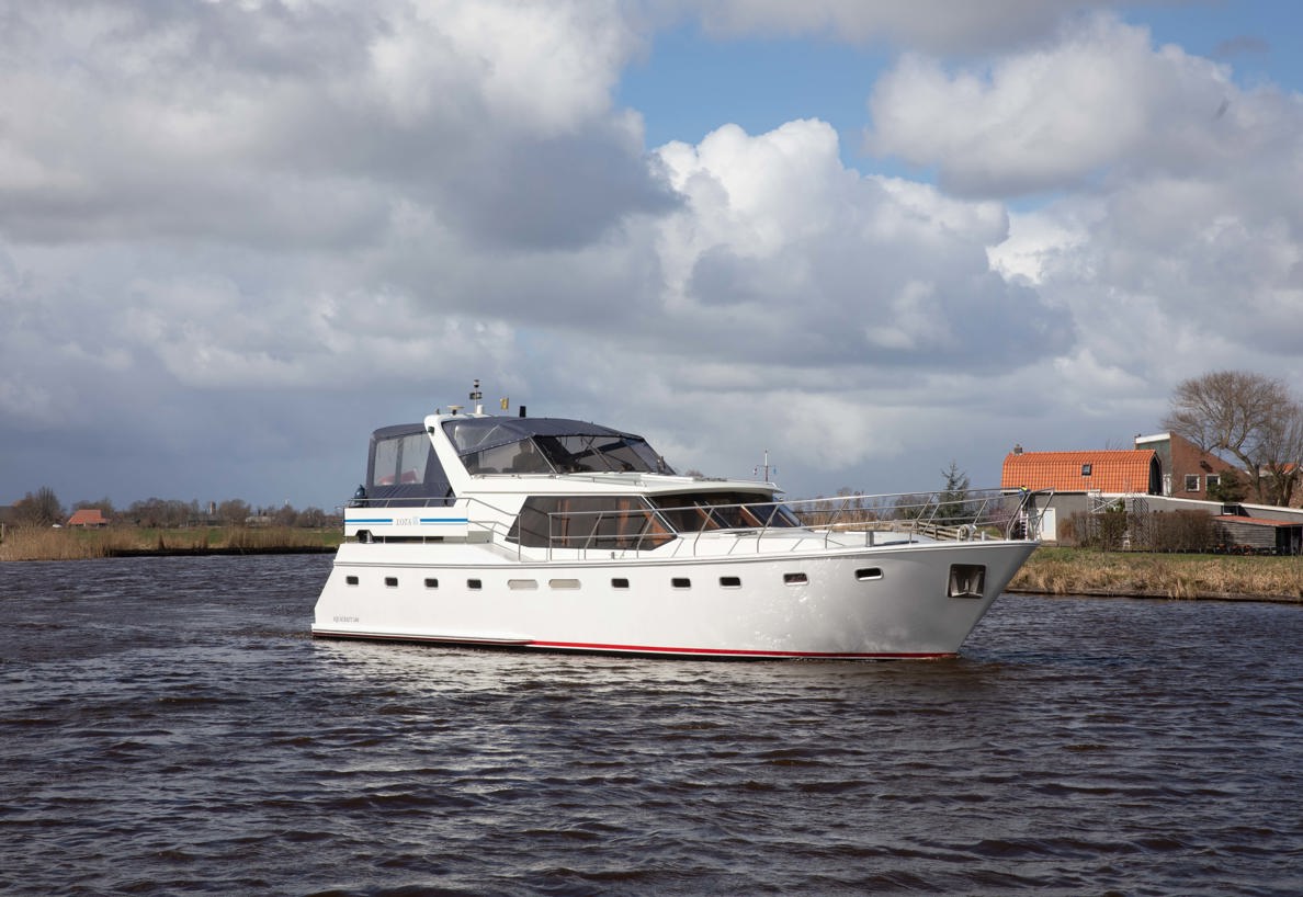 De Driesprong Yachtcharters Exterieur Motorjacht Lota 10