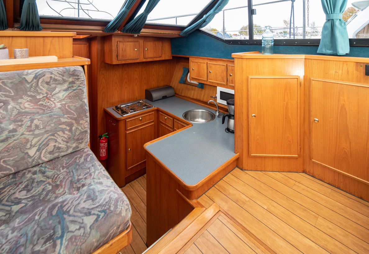 De Driesprong Yachtcharters Interieur Motorjacht Corvina 02